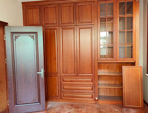 鄂伦春中式家庭装修里定制的实木衣柜效果图